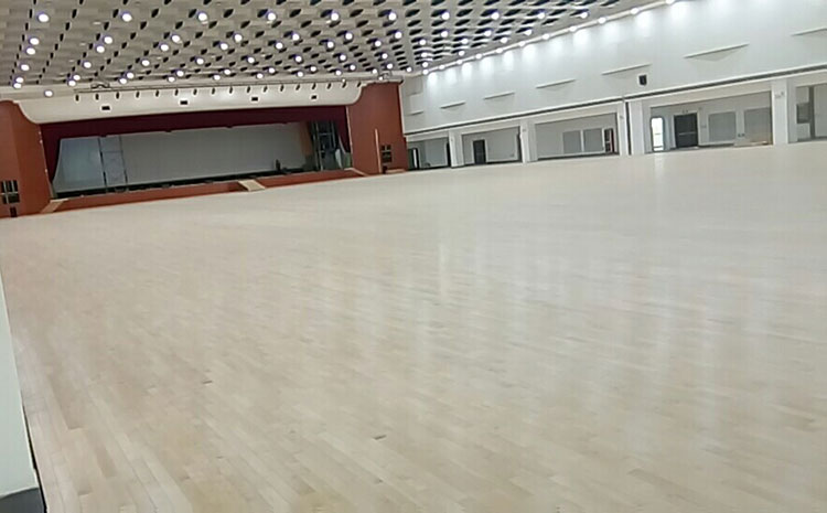 學?；@球運動地板怎么翻新？