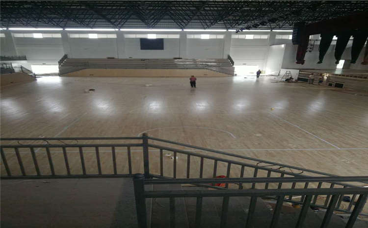 松木籃球場木地板造價是的多少？