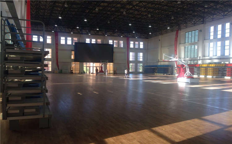 橡膠木風雨操場地板一般多少錢?