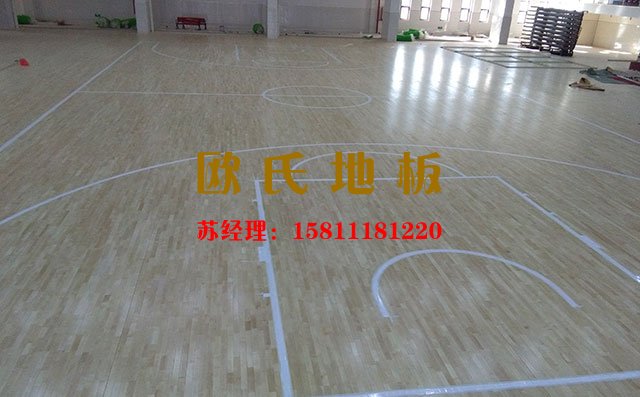 為什么室內籃球場多用運動木地板？