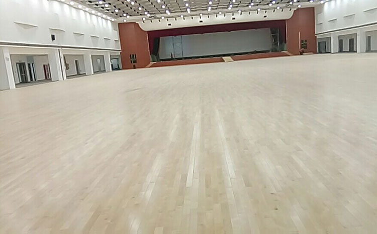 秋天過一半，室內籃球場木地板要好好養養啦