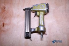 如何緩解羽毛球館運動木地板發出吱吱聲的現象？