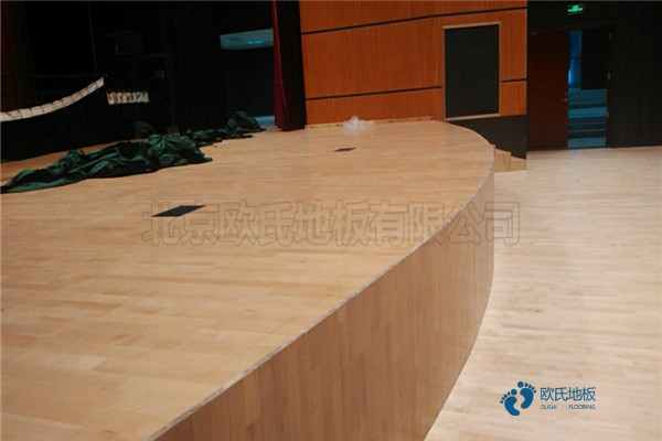 室內(nèi)籃球館專用運(yùn)動(dòng)木地板用哪種材質(zhì)比較好?