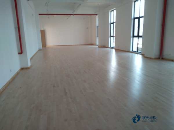 如何選擇籃球場橡膠木地板廠家？